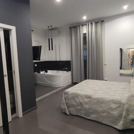 Lombardi Luxury Home เนเปิลส์ ภายนอก รูปภาพ