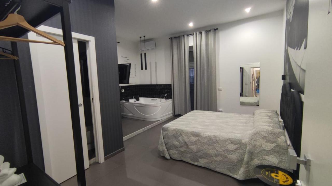 Lombardi Luxury Home เนเปิลส์ ภายนอก รูปภาพ